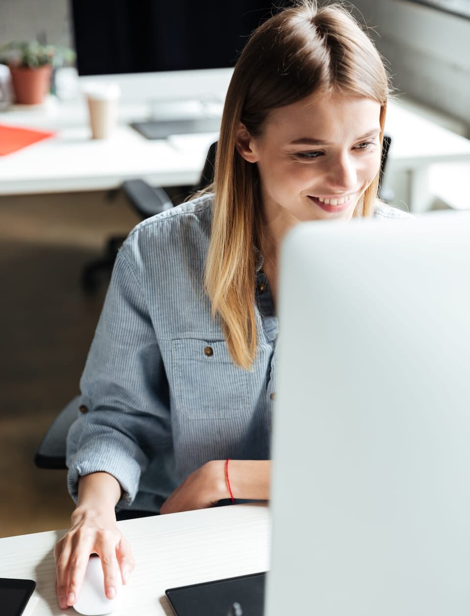 happy-young-woman-work-in-office-using-computer-PERMEN2