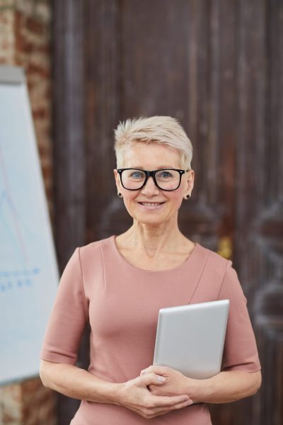 mature-businesswoman-wearing-glasses-YT5CU8Q